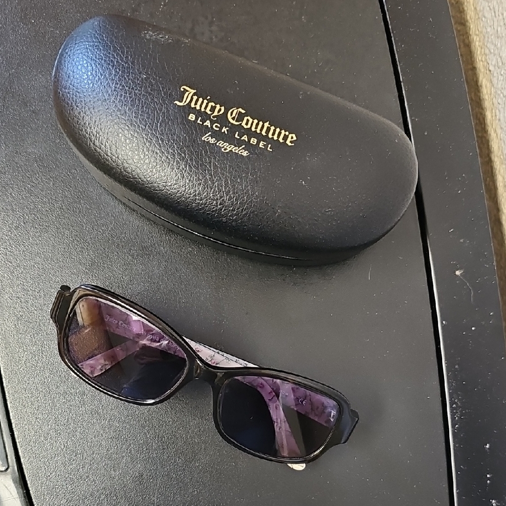 Juicy Couture Sunglasses with Black Frame and Pink Details. Tote 5.